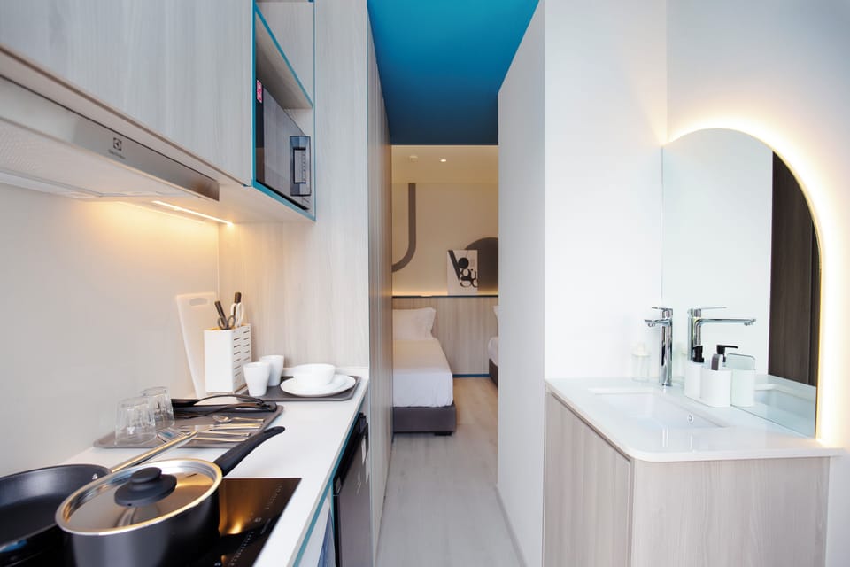 Superior Twin Room | Private kitchen | Fridge, microwave, cookware/dishes/utensils