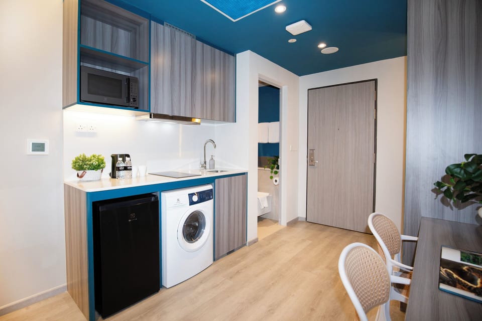 Double Room | Private kitchen | Fridge, microwave, cookware/dishes/utensils