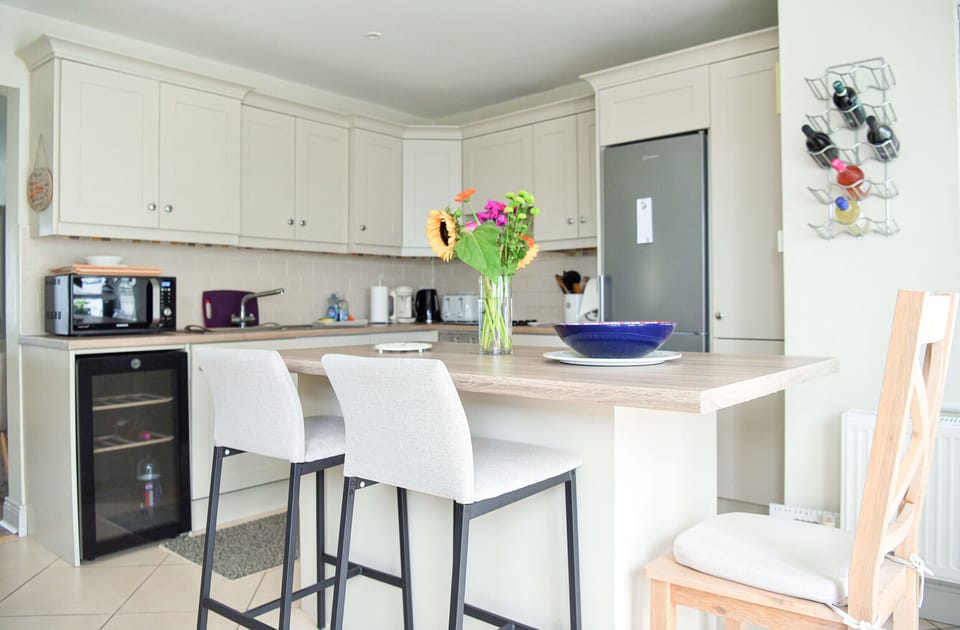 Skellig Fuchsia Lodge Ballinskelligs. Holiday home with newly designed kitchen fully equipped. Bright and spacious.