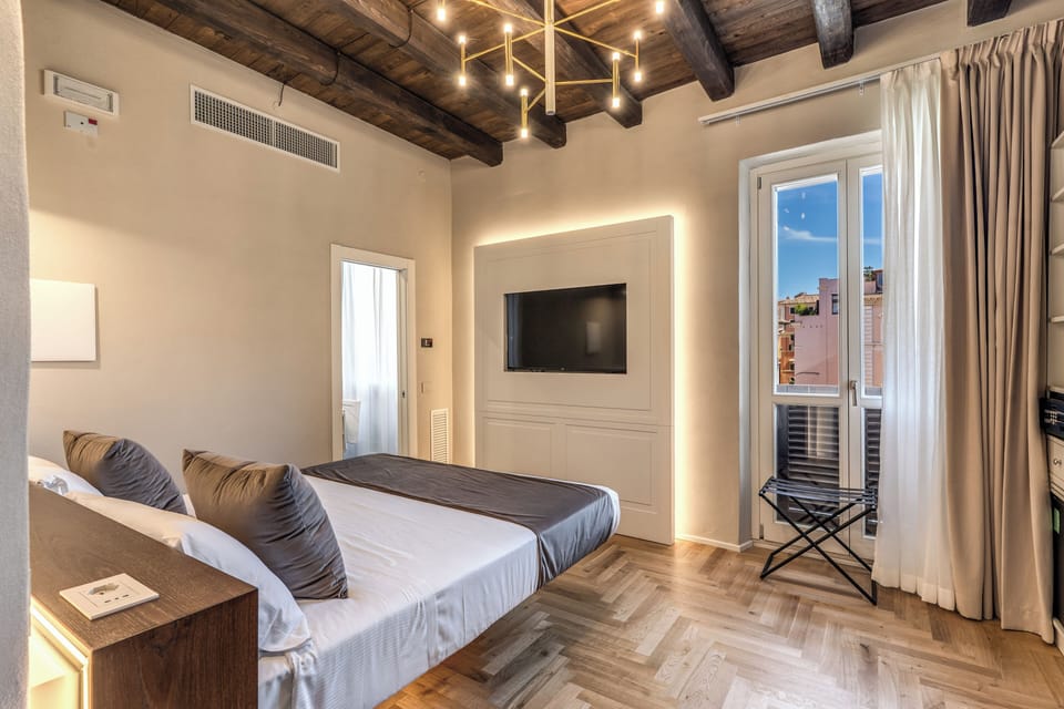 Double room with Pantheon view on the fourth floor | Minibar, in-room safe, desk, laptop workspace