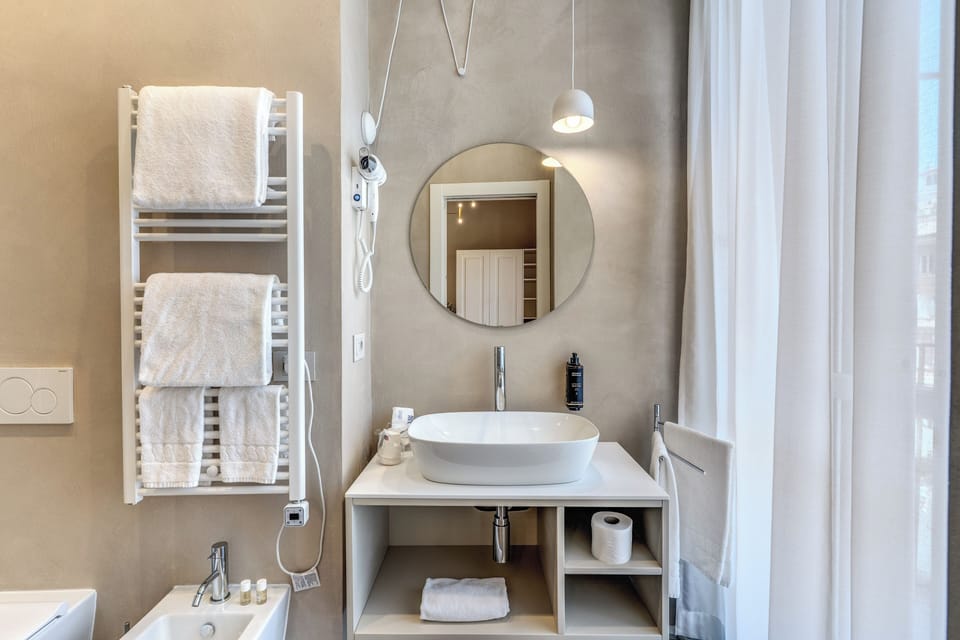 Double room with balcony and Pantheon view on the third floor | Bathroom | Hair dryer, slippers, bidet, towels