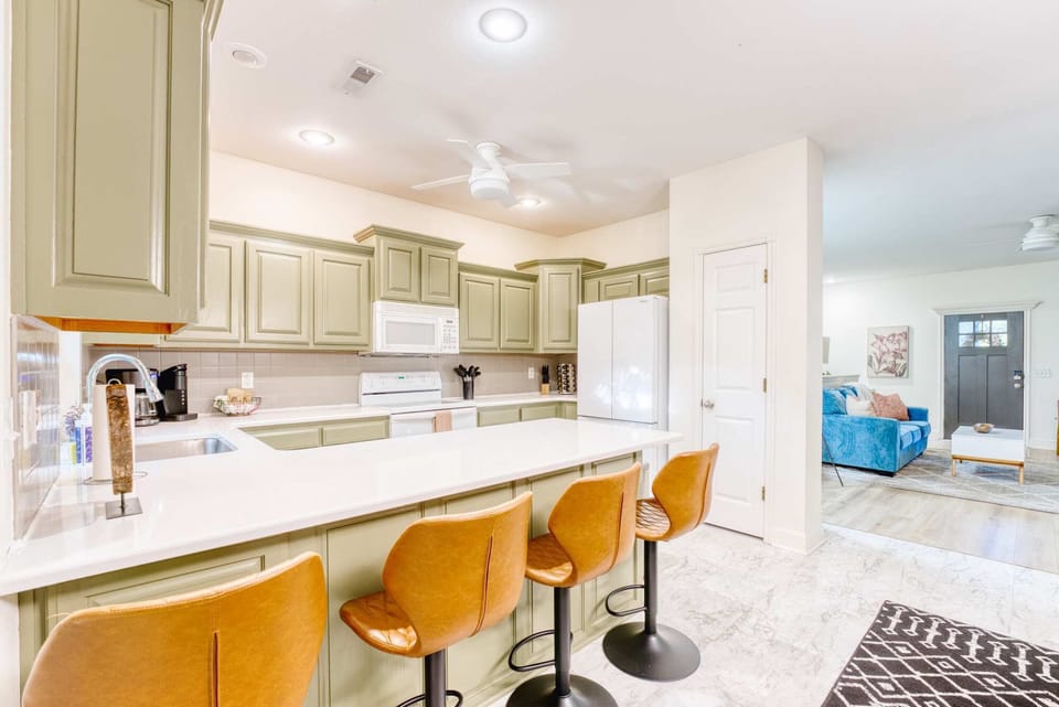 🍳 Fully stocked kitchen with quartz island & stainless appliances—prepare feasts & entertain easily.