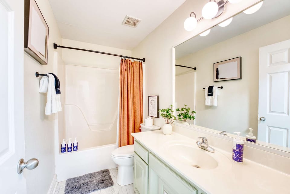 🚿 Bright bath with double vanity, shower/tub combo, & fresh towels—refresh after the trails.