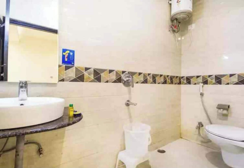Shower, rainfall showerhead, free toiletries, slippers