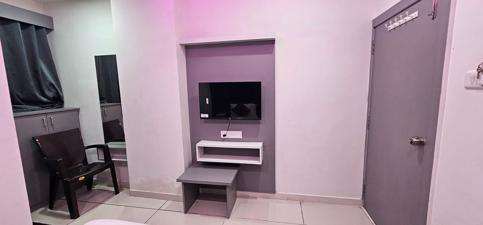 Deluxe Room, City View | Laptop workspace