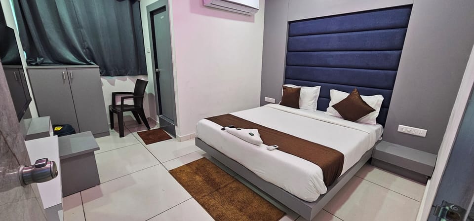 Deluxe Room, City View | Laptop workspace