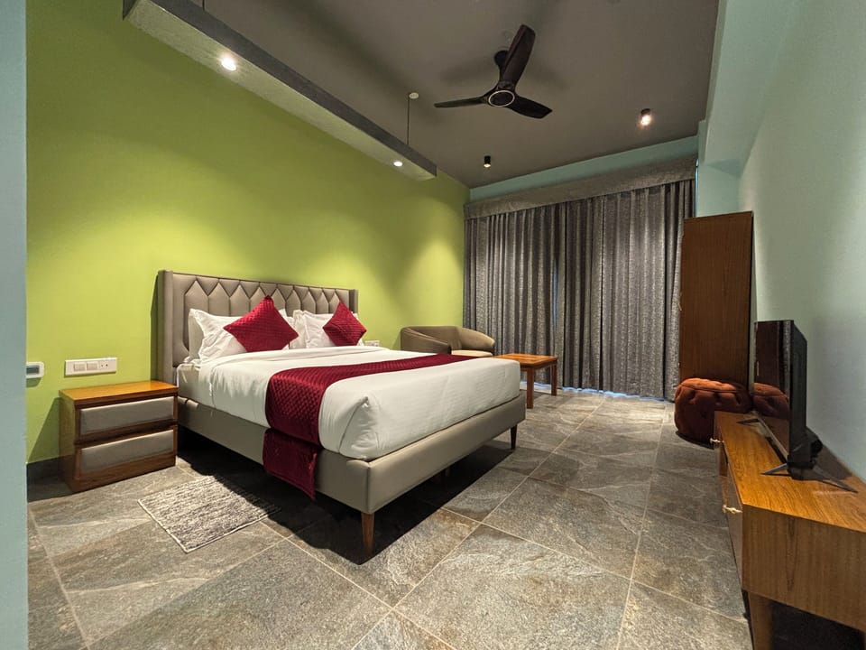 Deluxe Double Room, Courtyard View | In-room safe, laptop workspace