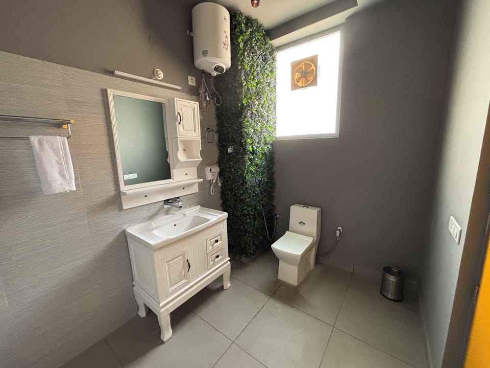 Superior Single Room | Bathroom | Shower, free toiletries, towels, soap