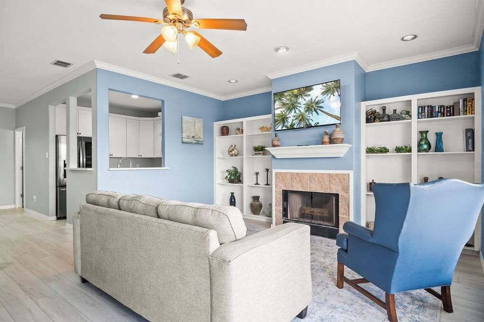 Leave your worries at the door. We've got the comfort part covered. This living room is all yours.