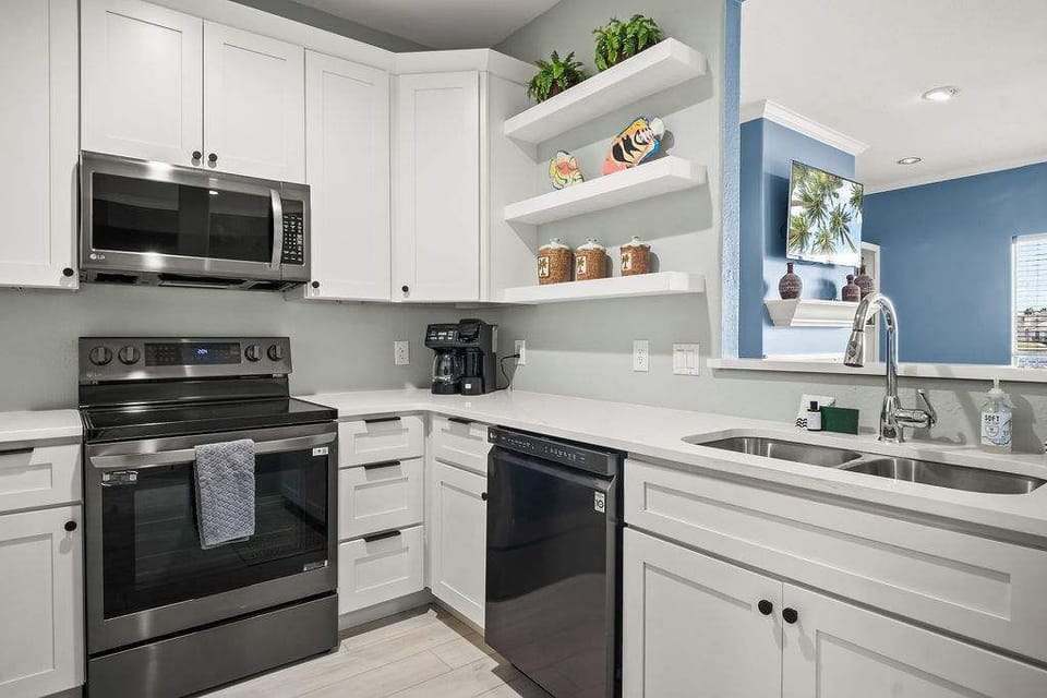 Coffee machine? Check. Ample storage? Check. The perfect kitchen for your vacation? Absolutely check!