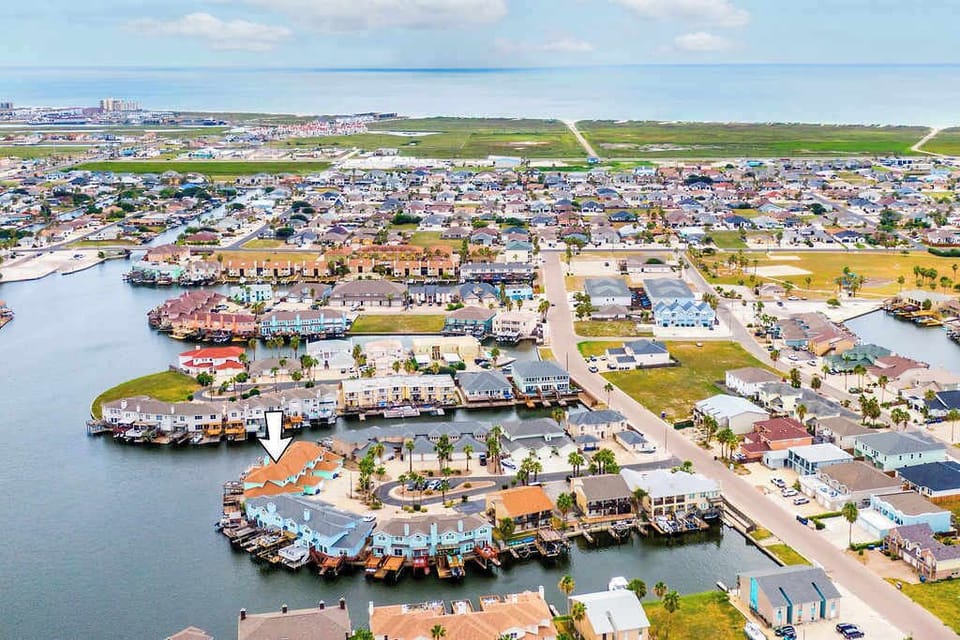 Yep, that’s us! The pastel beauty with water out back and the ocean just steps away. Best of both worlds? Absolutely.