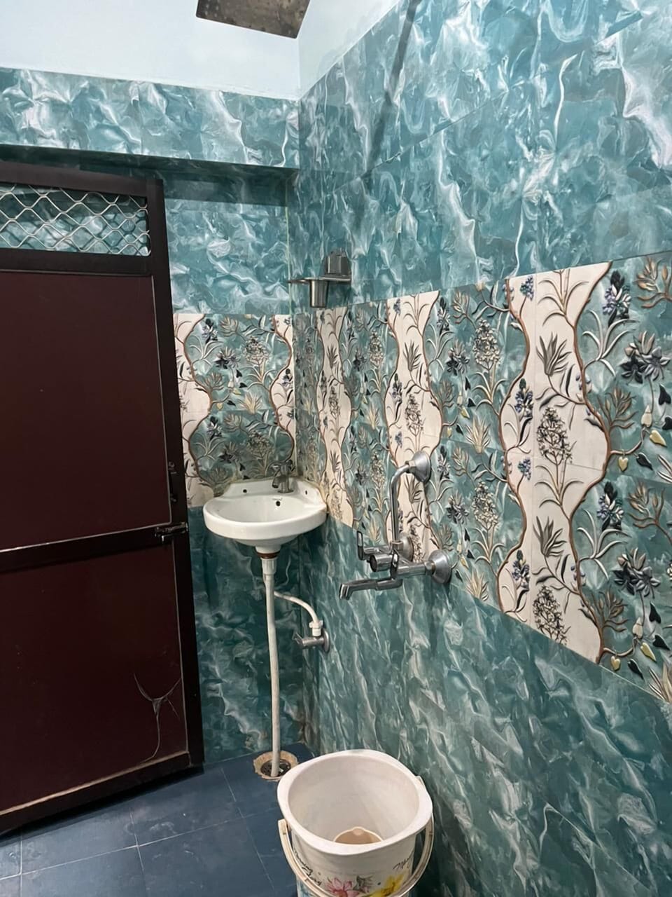 Shower, free toiletries, towels, soap