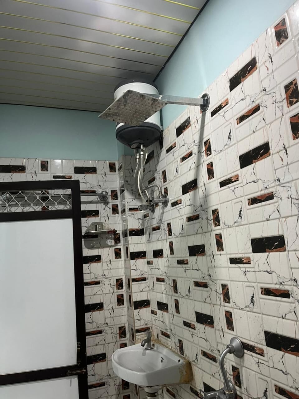 Shower, free toiletries, towels, soap