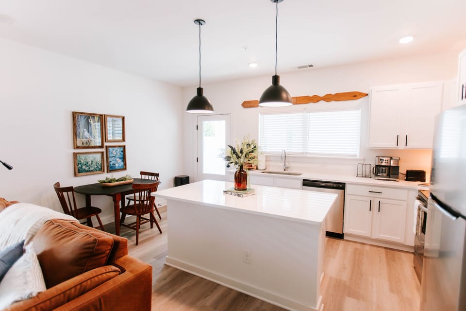 Just minutes from downtown Athens and UGA, this kitchen and dining area is your hub for cooking, relaxing, and connecting.