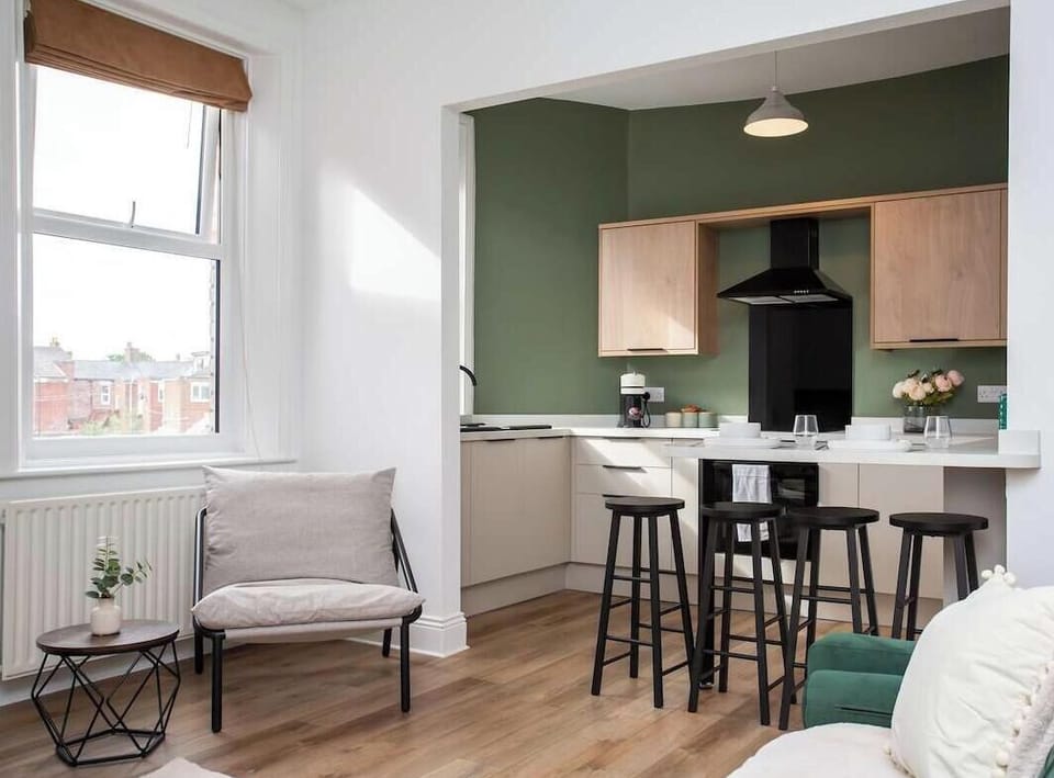 Stylish layout combining comfort and functionality, featuring a relaxed lounge and a fully equipped kitchen