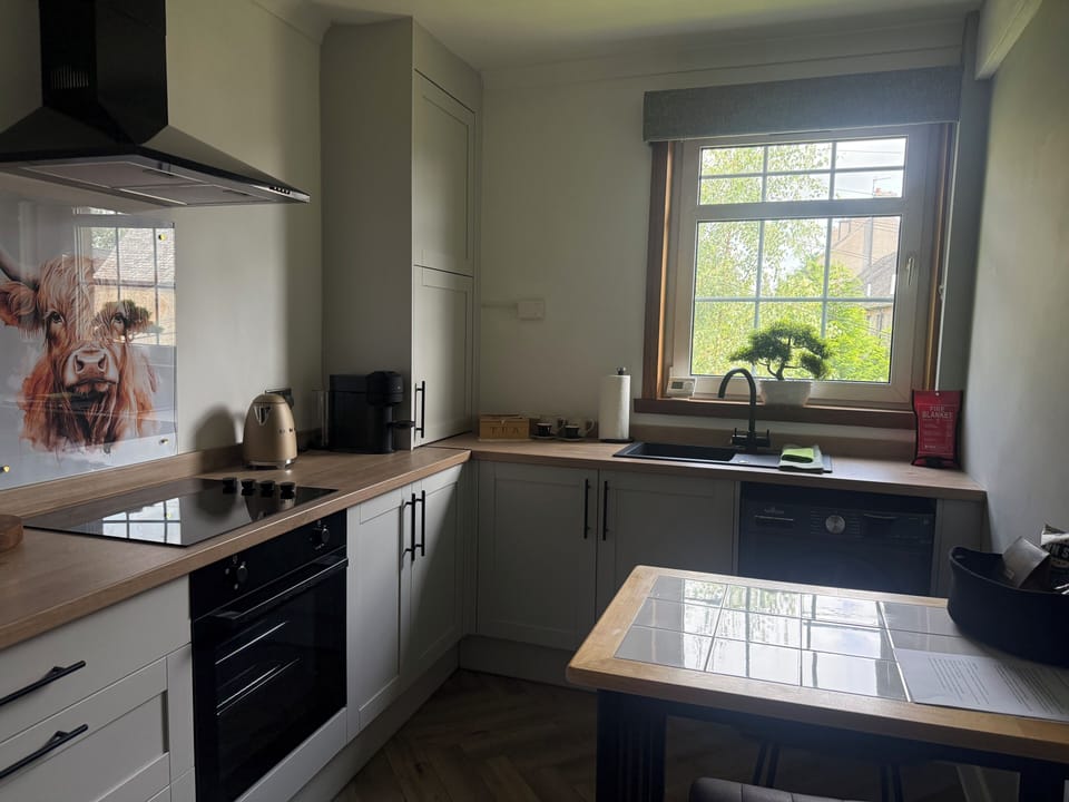 Well equipped kitchen, with all the things you'll need to cook and serve meals.