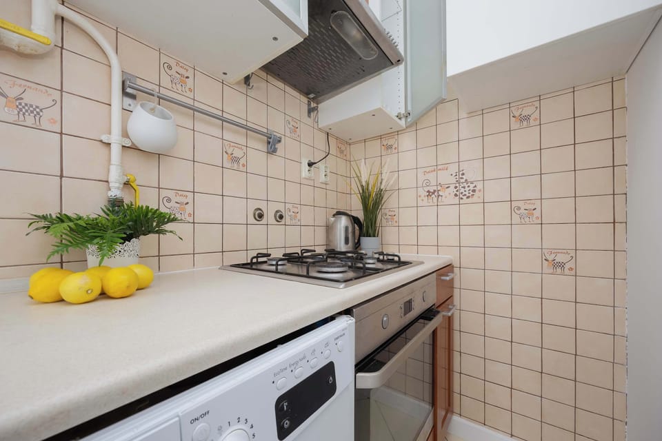 The kitchen with light tiles and full equipment encourages guests to prepare homemade meals in a pleasant atmosphere.