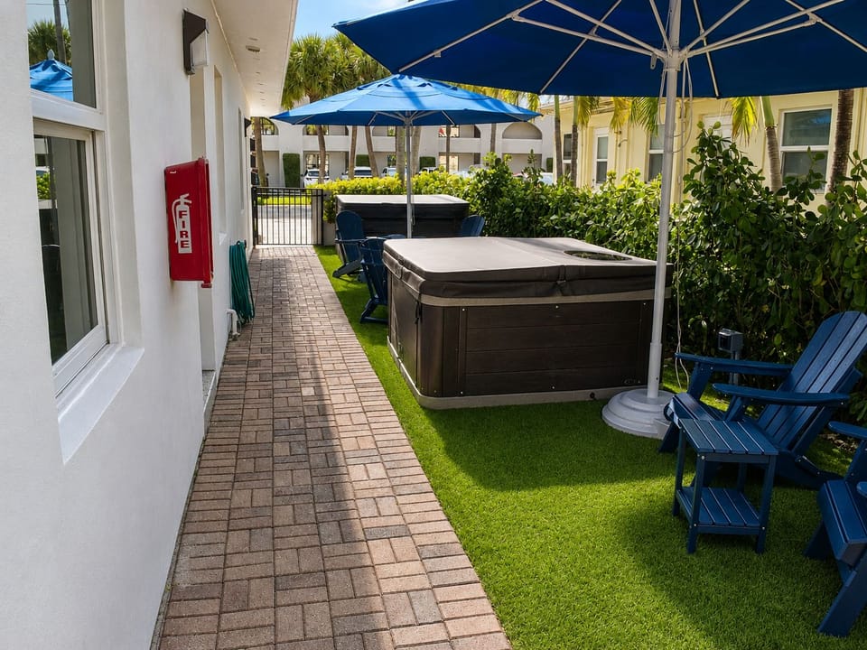 2BR Condo Near Beach • Prime Location_Shared Jacuzzi Apartment in Lauderdale-by-the-Sea