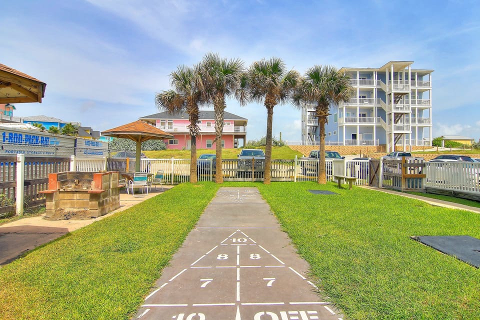 Condo, 3 Bedrooms | Property grounds