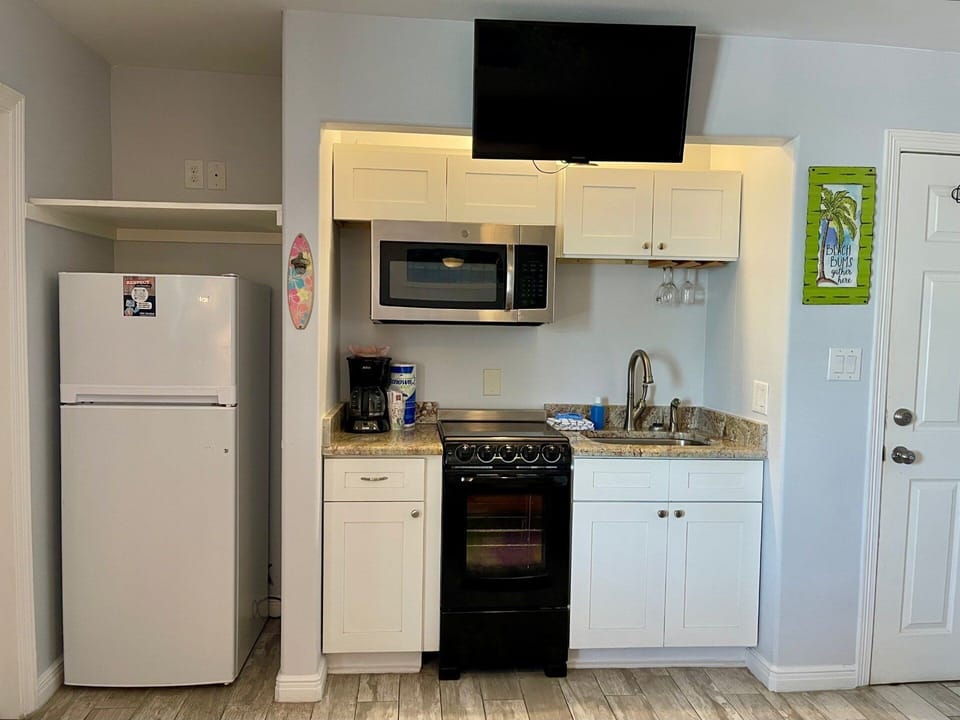 Condo, 3 Bedrooms | Private kitchen