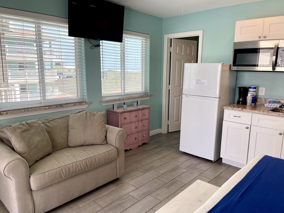 Condo, 3 Bedrooms | Interior