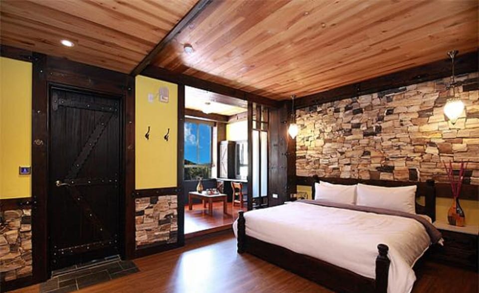 Double Room, 1 King Bed, Mountain View | Individually decorated, soundproofing, free WiFi, bed sheets