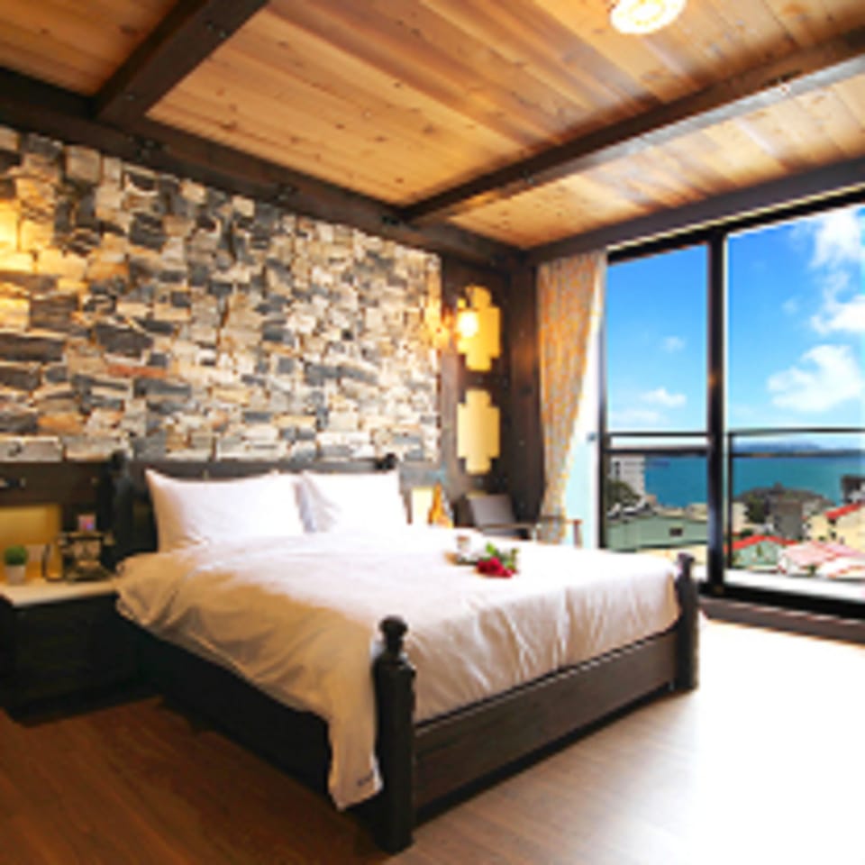 Double Room, 1 King Bed, Lake View | Individually decorated, soundproofing, free WiFi, bed sheets