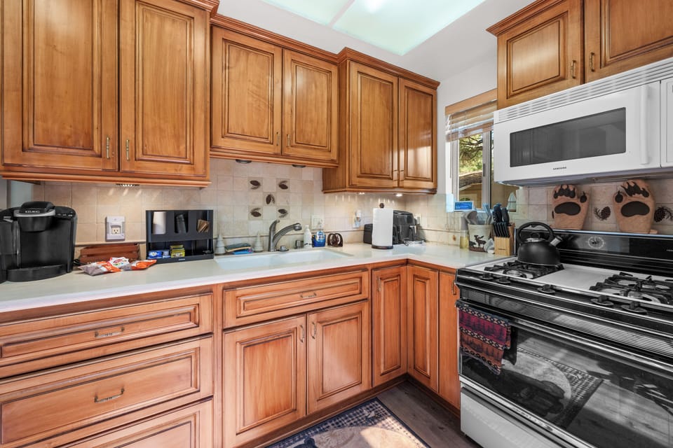 Full Kitchen - Full Kitchen with all of the essentials and Keurig, BBQ – Propane, Air Fryer, Rice Cooker, Blender,