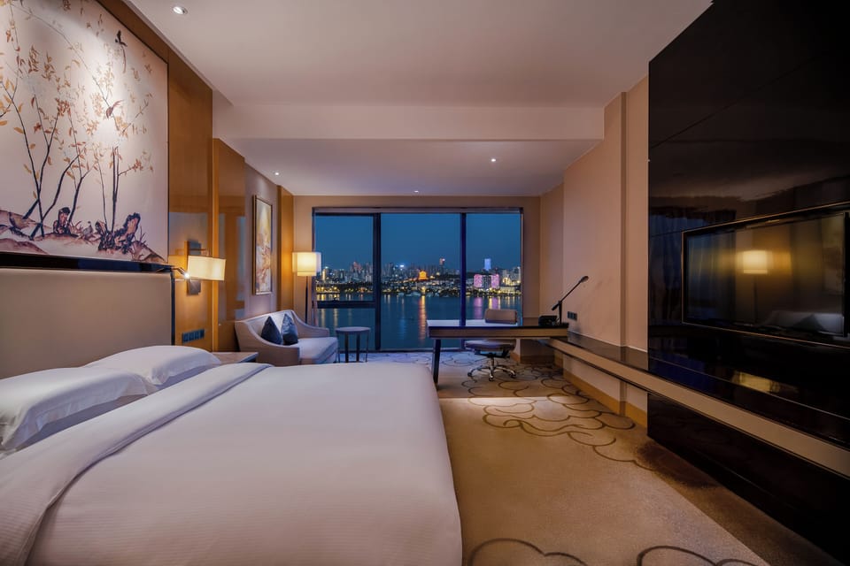 Premier Room, 1 King Bed, River View | Premium bedding, minibar, in-room safe, desk