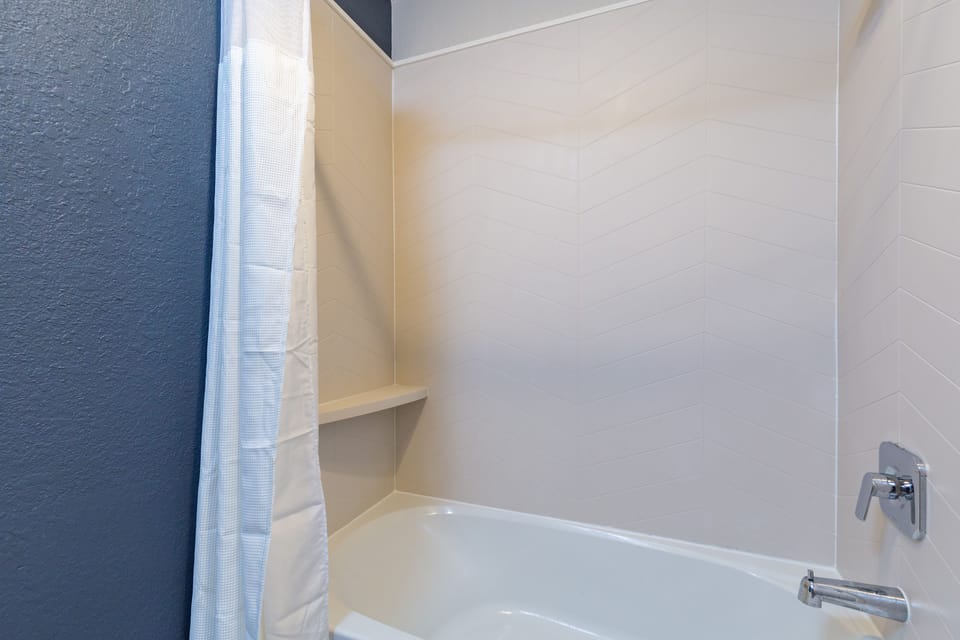 Combined shower/tub, free toiletries, hair dryer, towels
