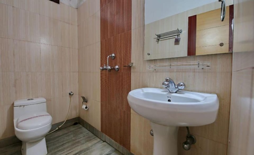 Deluxe Double Room, 1 Double Bed | Bathroom | Shower, rainfall showerhead, free toiletries, slippers
