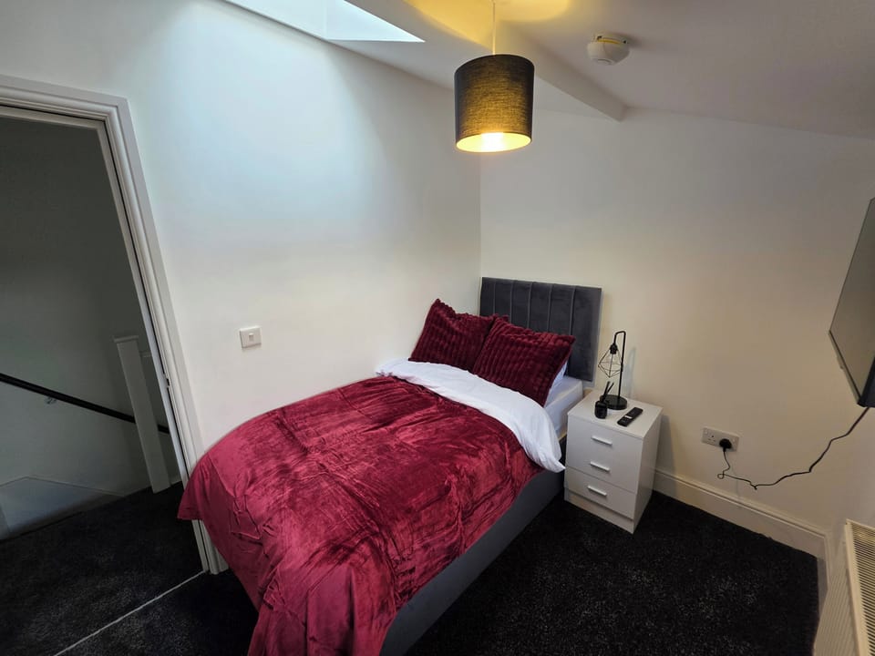 4 bedrooms, iron/ironing board, free WiFi, bed sheets