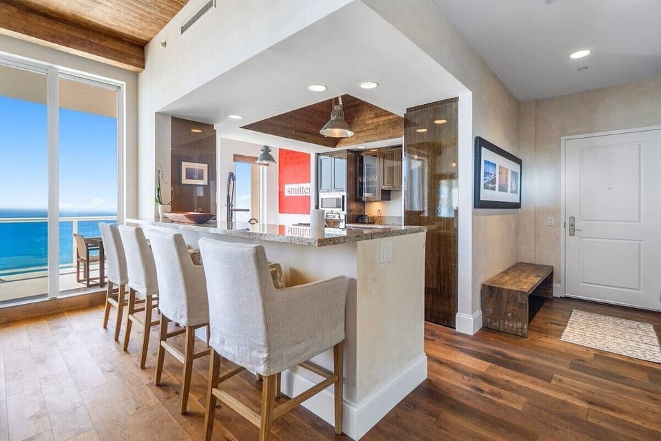 Kitchen bar counter accommodates 4