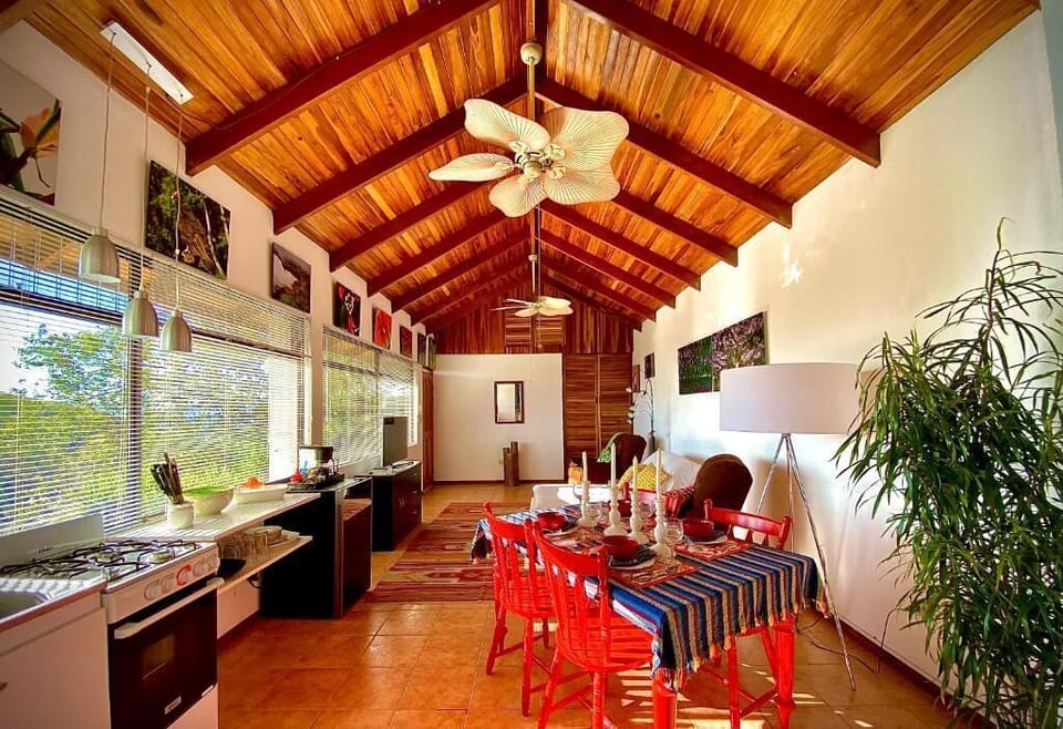 Studio Suite, Kitchen, Mountain View | Living area
