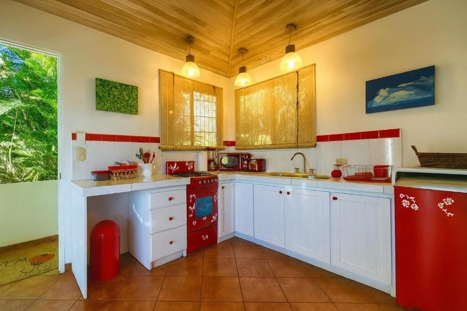 Cottage, Kitchen, Mountain View | Private kitchen | Fridge, microwave, oven, stovetop
