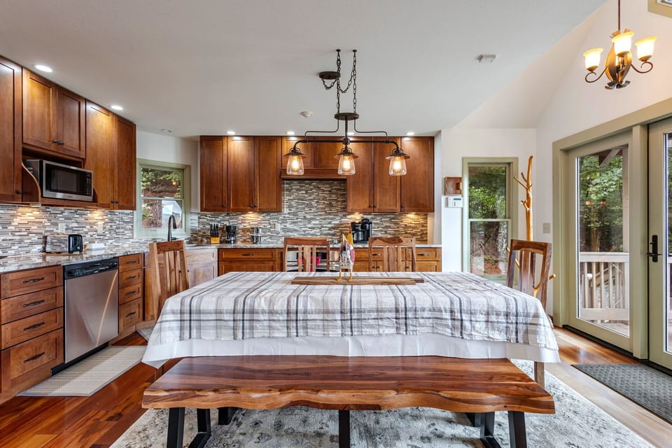 Modern chef's kitchen & dining for 7. Windows to feast your eyes on the views.