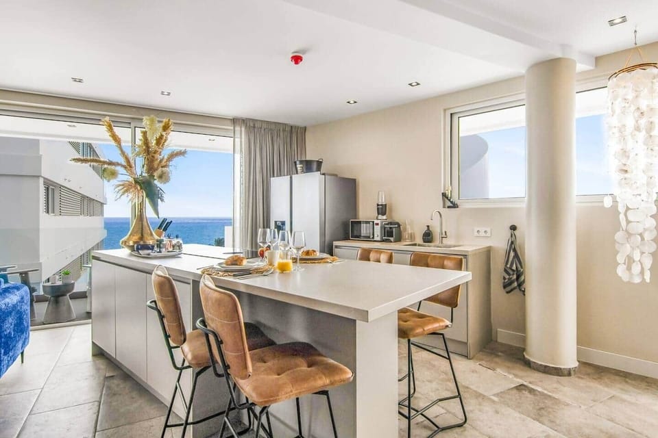 Gather Around the Island  – The 4 high chairs at the kitchen island offer a comfortable and modern space for enjoying meals or chatting while preparing food.