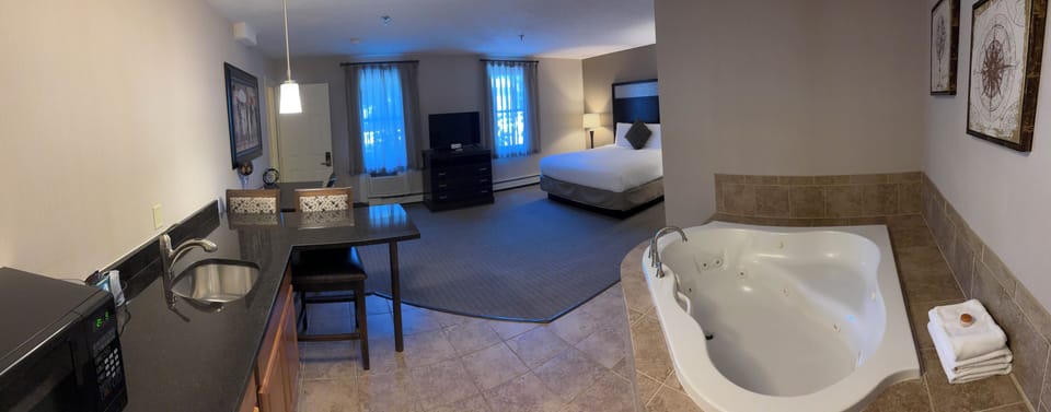 Deluxe Room, 1 King Bed, Hot Tub | Iron/ironing board, WiFi (free), bed sheets