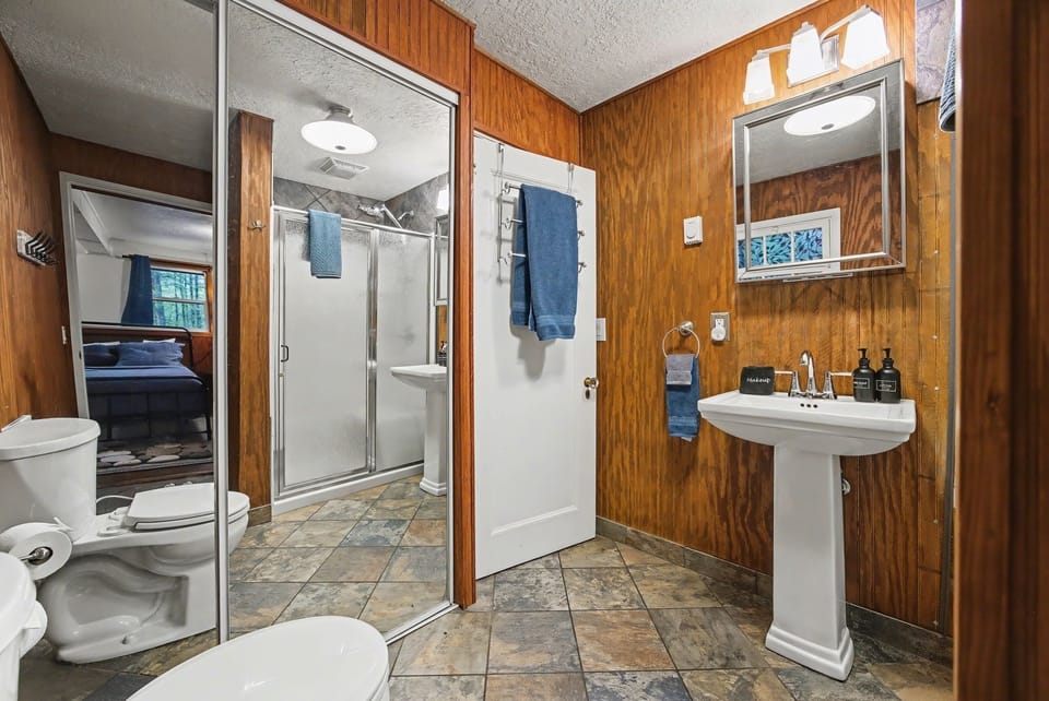 Full bathroom on the main floor.