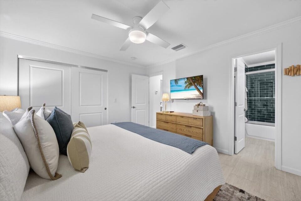 PrimaryBedroom1c