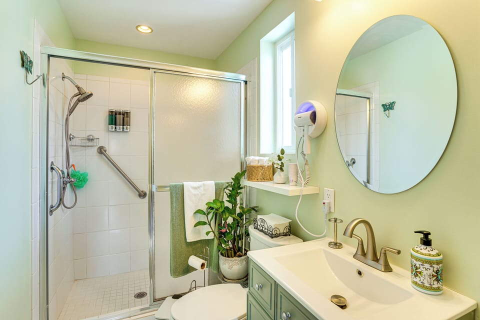 Full Bathroom | Towels Provided | Complimentary Toiletries