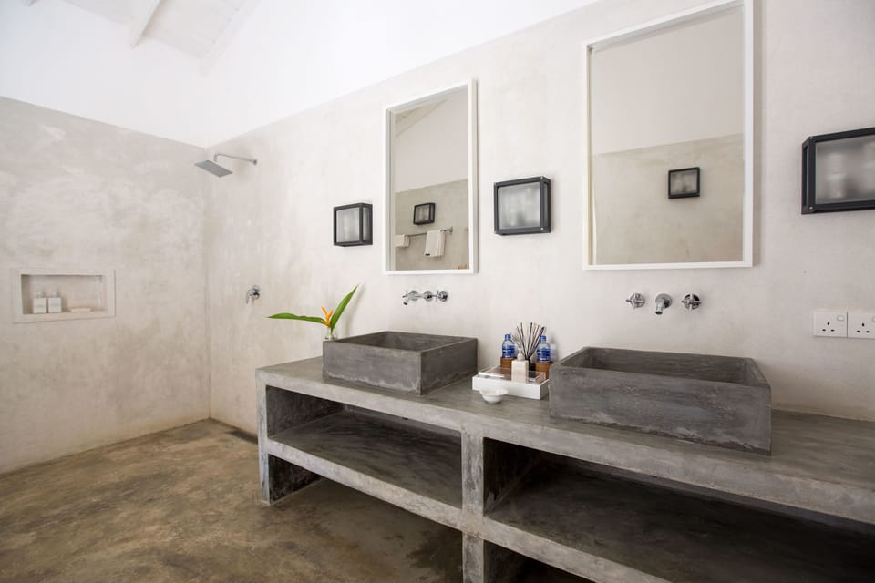 King room with pool & sea views | Bathroom | Shower, rainfall showerhead, free toiletries, hair dryer