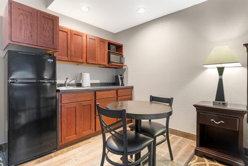 Standard Room, 1 King Bed, Non Smoking, Kitchenette | In-room safe, iron/ironing board, free cribs/infant beds, rollaway beds