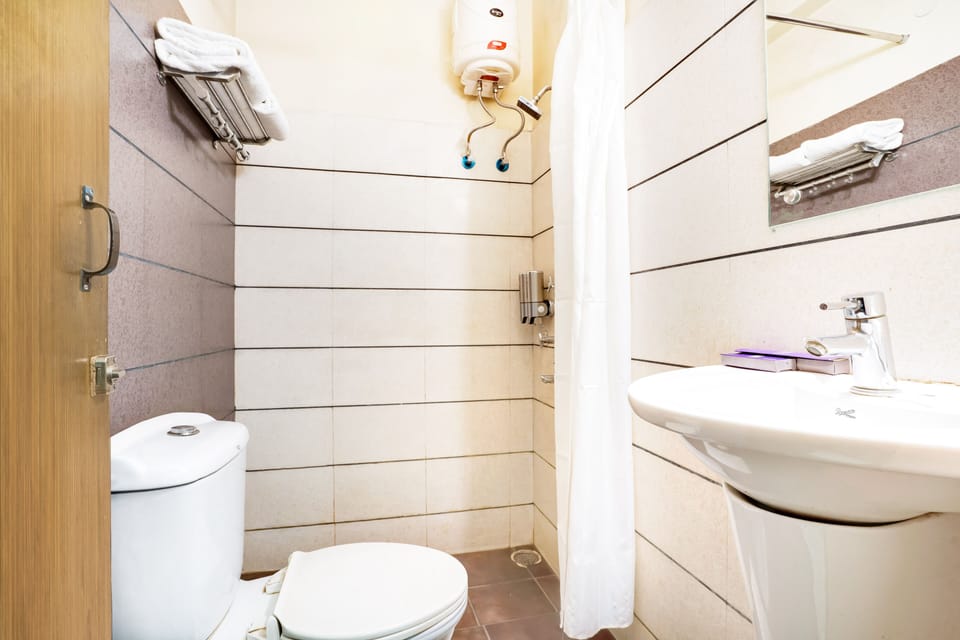 Family Room | Bathroom | Shower, rainfall showerhead, towels