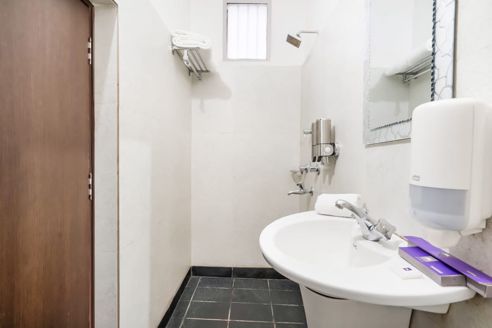 Suite | Bathroom | Shower, rainfall showerhead, towels