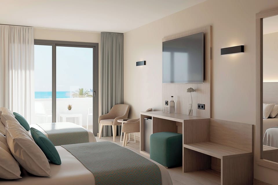 Minibar, in-room safe, desk, WiFi (free)