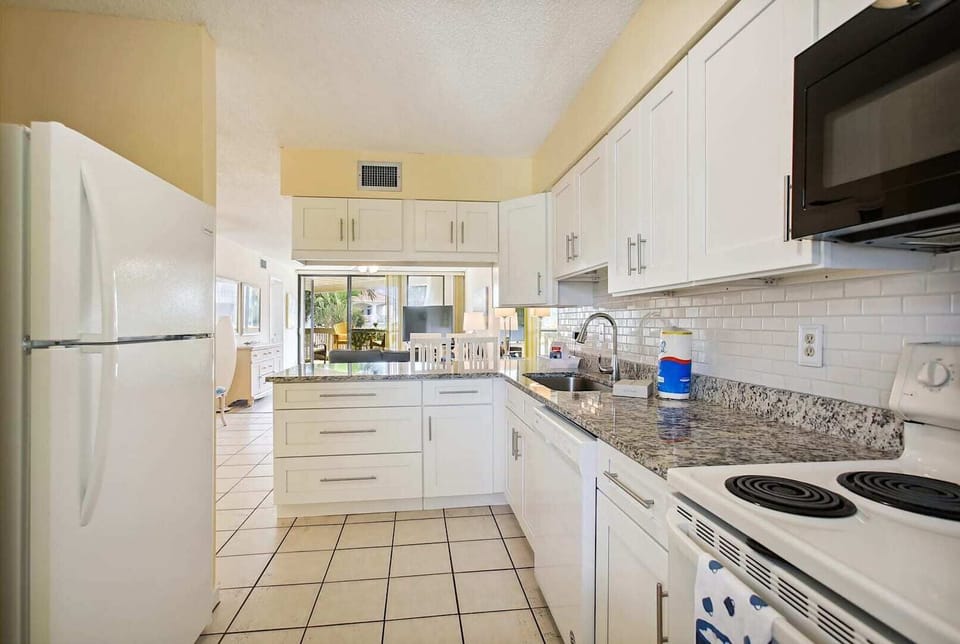 Condo, Multiple Beds, Hot Tub, Ocean View (Hibiscus D203) | Private kitchen | Coffee/tea maker