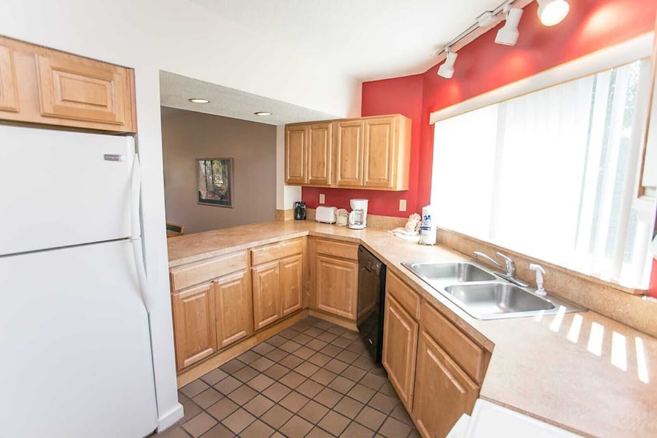 Condo, Multiple Beds, Hot Tub, Ocean View (Hibiscus E201) | Private kitchen