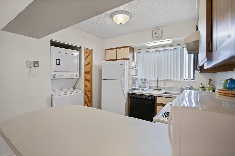 Condo, Multiple Beds, Hot Tub, Ocean View (Hibiscus H204) | Private kitchen