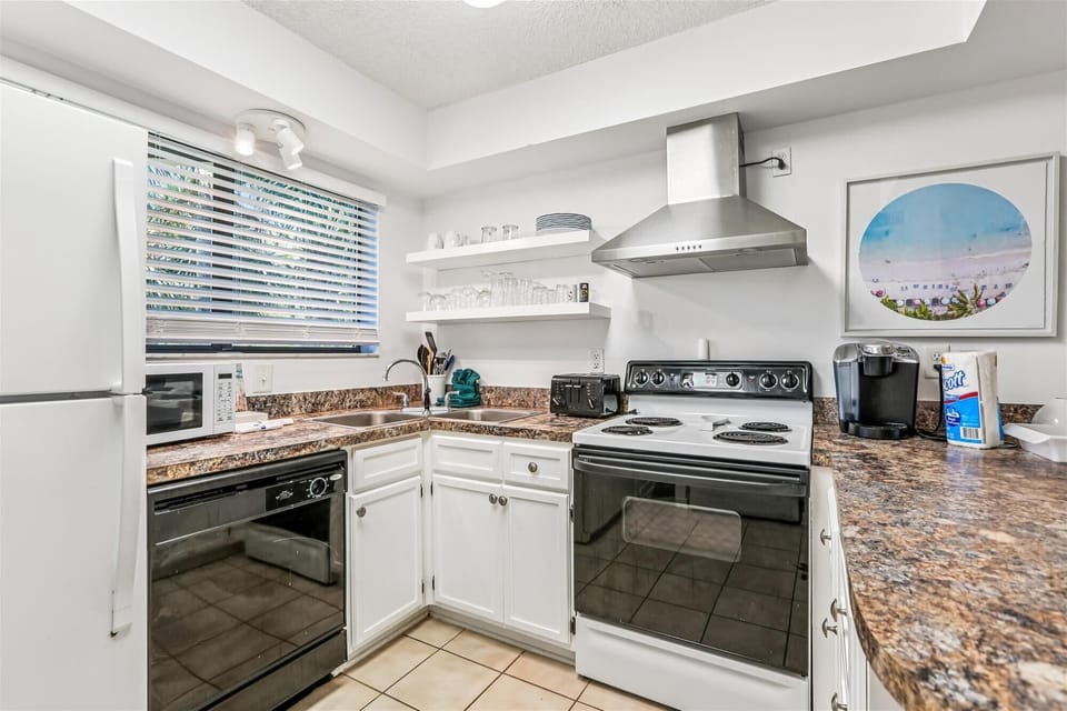 Condo, Multiple Beds, Hot Tub, Ocean View (Hibiscus H201) | Private kitchen